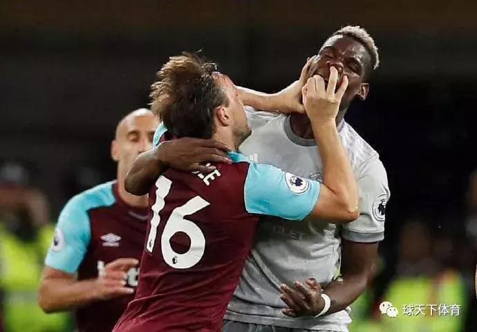 博格巴进球被拦,博格巴被犯规起来直接长传