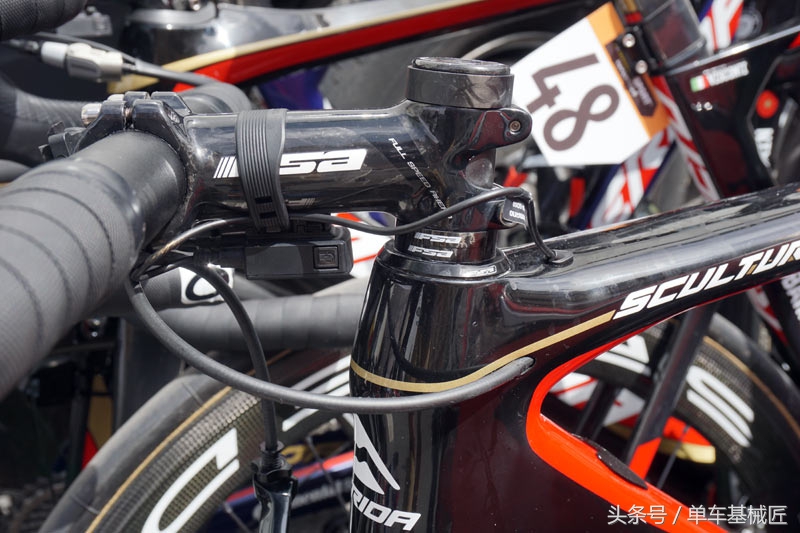 argon18明显今年设计费没给够，美利达依然保持了凌乱走线的风格