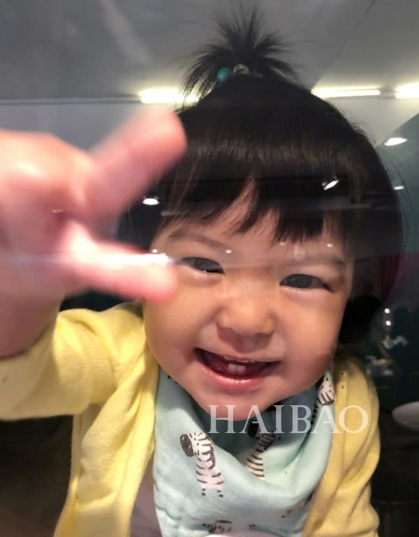 诺一现在这么接地气？才7岁的Grace就是铅笔腿！