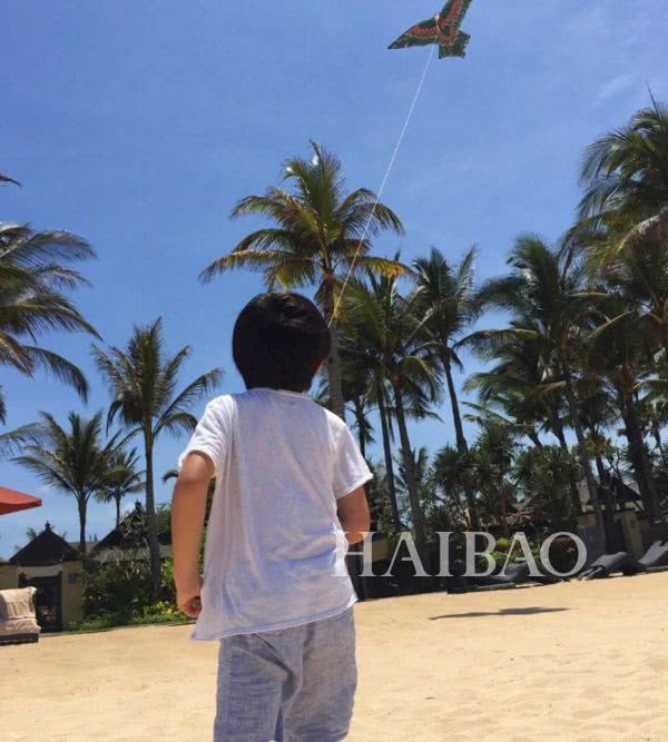 诺一现在这么接地气？才7岁的Grace就是铅笔腿！