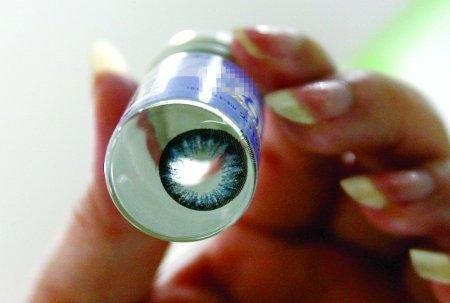 女子戴美瞳十年,女子戴隐形眼镜十年眼睛红血丝