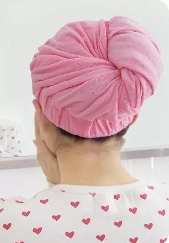 睡觉头发乱得像鸡窝一样,睡觉醒来头发乱