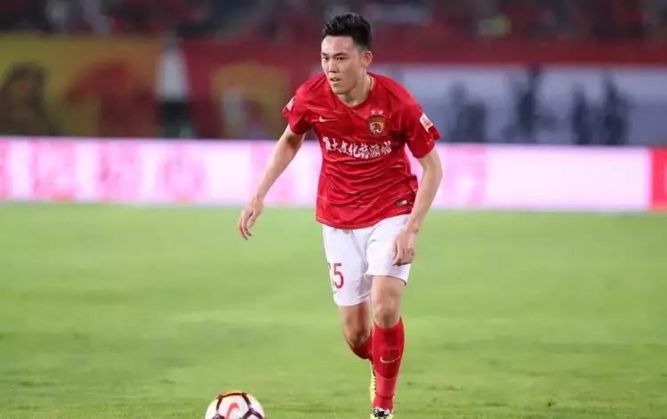 赛后恒大球员落寞谢场,广州恒大场外谢场