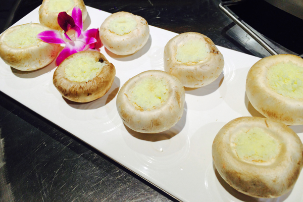 屋顶上有滋有味的火盆烤肉