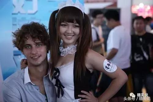 外国人当街*戏调**中国女孩遭路人群殴，混迹在中国的洋垃圾如此嚣张