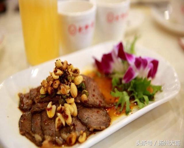 贵州吃的生猛美食,在贵州苗寨吃酸汤鱼