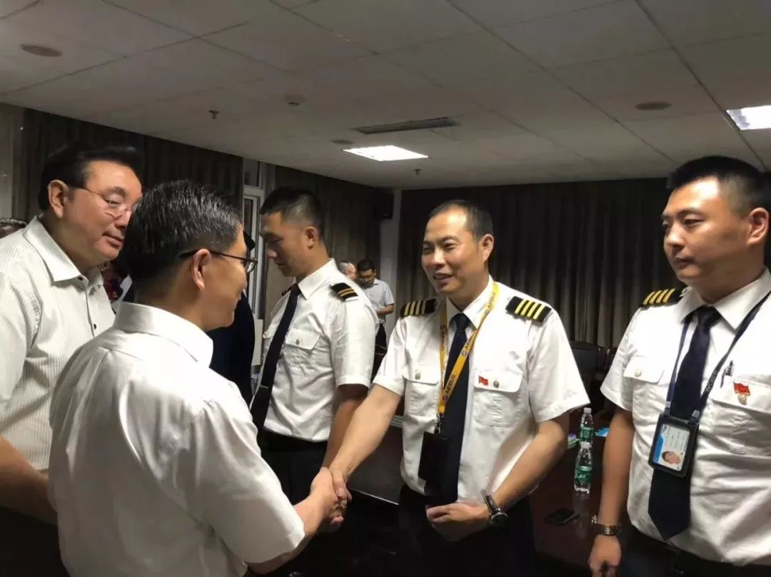 关注｜川航机长首次露面，亲述“空中浩劫”惊魂经历：副机长半个身子被吸出窗外、温度骤降外加强风力袭击……