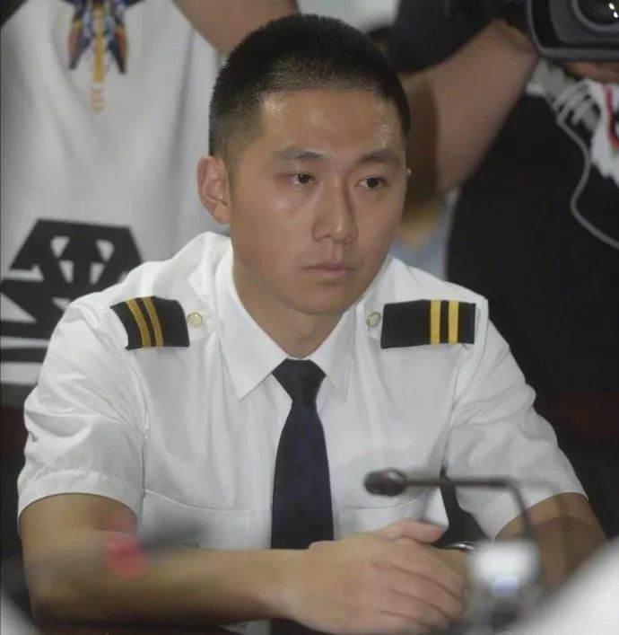 川航机长首次露面，亲述“空中浩劫”惊魂经历：副机长半个身子被吸出窗外、温度骤降外加强风力袭击……
