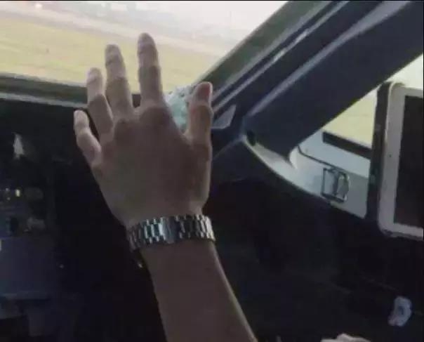 英雄机长9000米高空零下15度,英雄机长3000英尺迫降