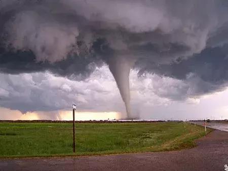 英雄机长9000米高空零下15度,英雄机长3000英尺迫降