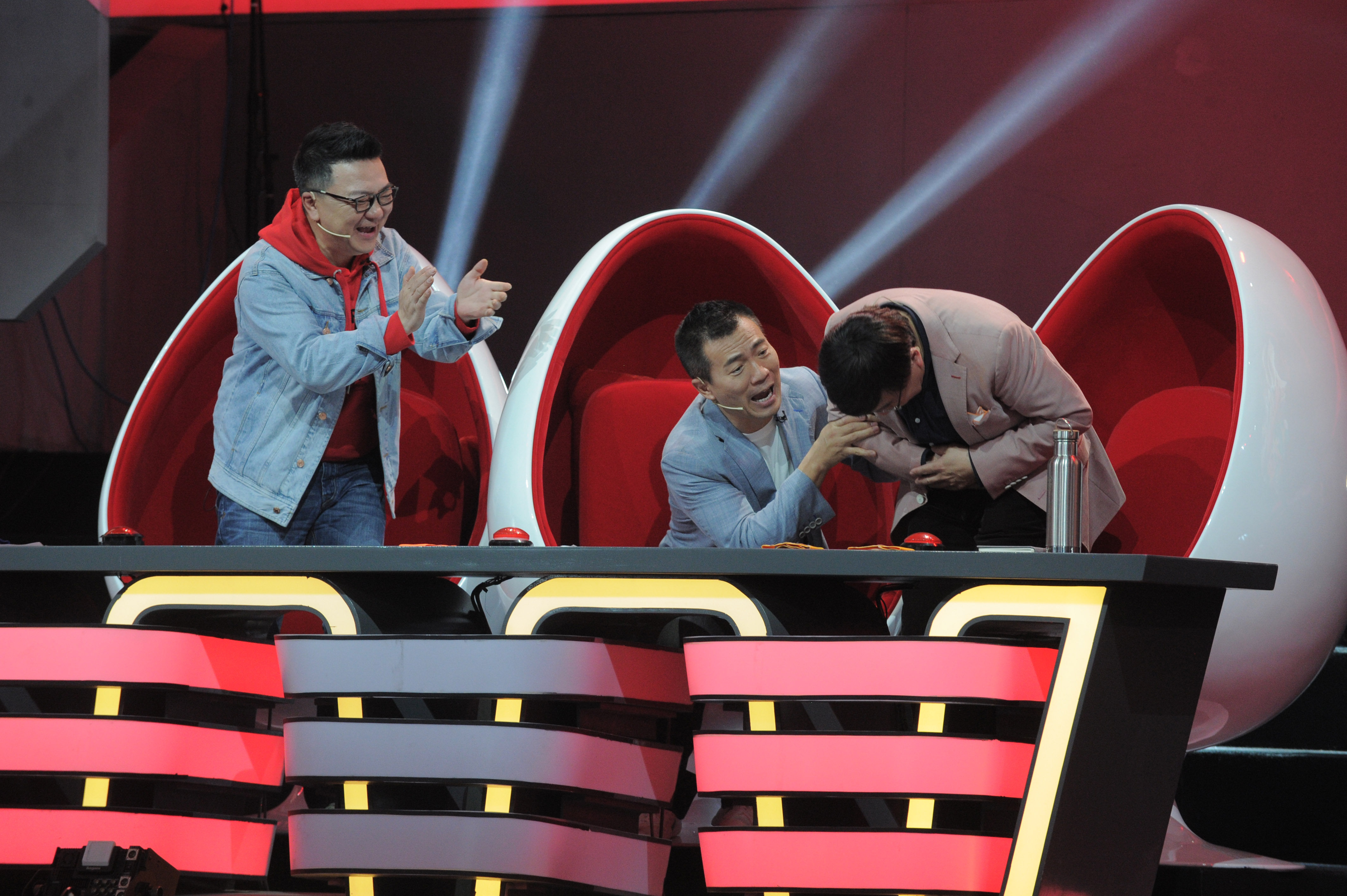 扒门缝、碎碎念、神分析这样的导师《足球解说大会》让你看个够