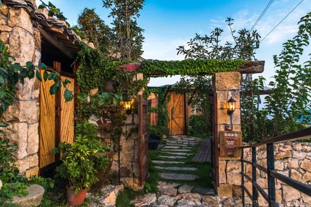 在浙江海边发现了一座欧式石头村落，它的美胜似五渔村，又像圣托里尼