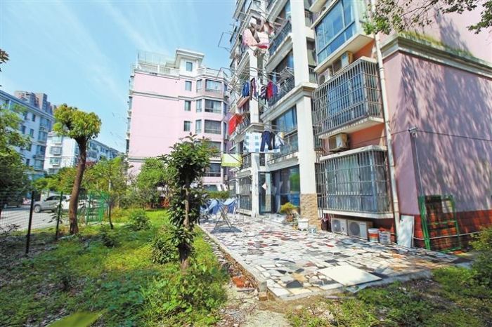 圈公地拓面积见缝插针芜湖部分小区热演“画地为己”