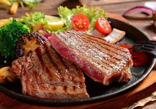 一人吃牛排中途不敢去上厕所,一个人吃牛排有什么感觉