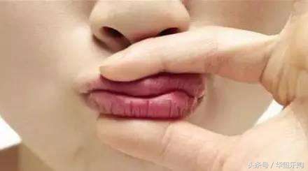 水润唇妆的正确步骤,为啥现在的唇妆都要化出去一点