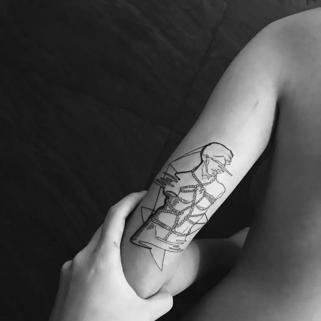 开柜计划｜美女纹身师的衣柜里，都是最Cool的黑白灰！