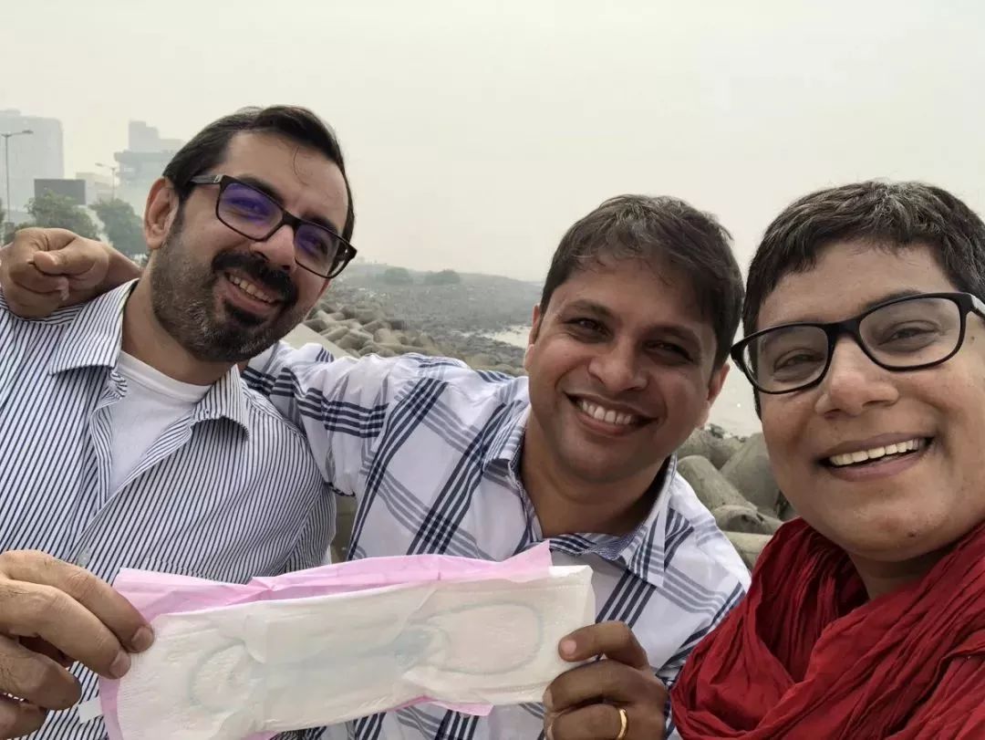 拿着卫生巾拍照为什么成了潮流？