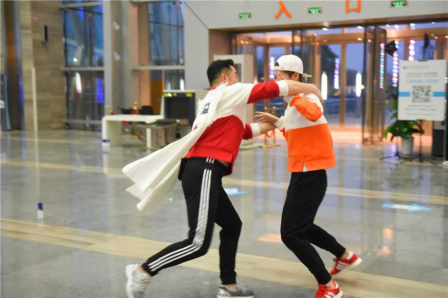 奔跑吧撕名牌郑恺邓超,奔跑吧撕名牌邓超李晨