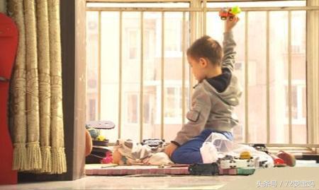 1周岁婴儿暴躁摔东西打人,1岁宝宝脾气大爱打人