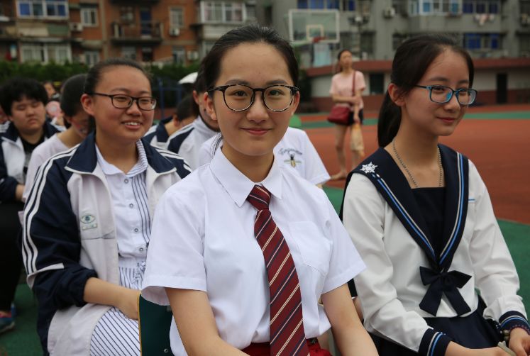 今天，马鞍山这所学校近千名学生聚集在操场，场面震撼！