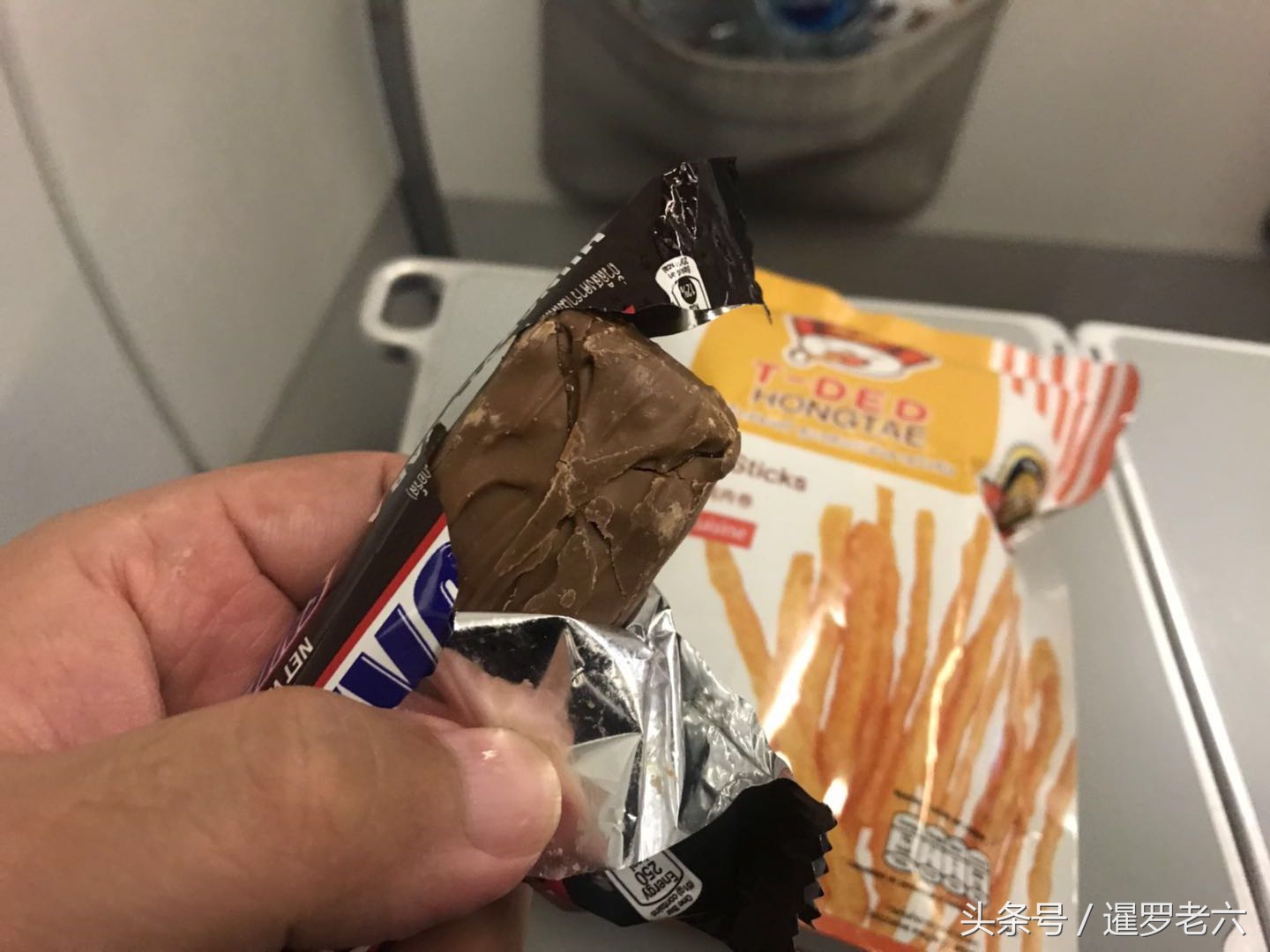 万米高空中，从空姐手中买两包零食！士力架10元一根，还挺便宜！