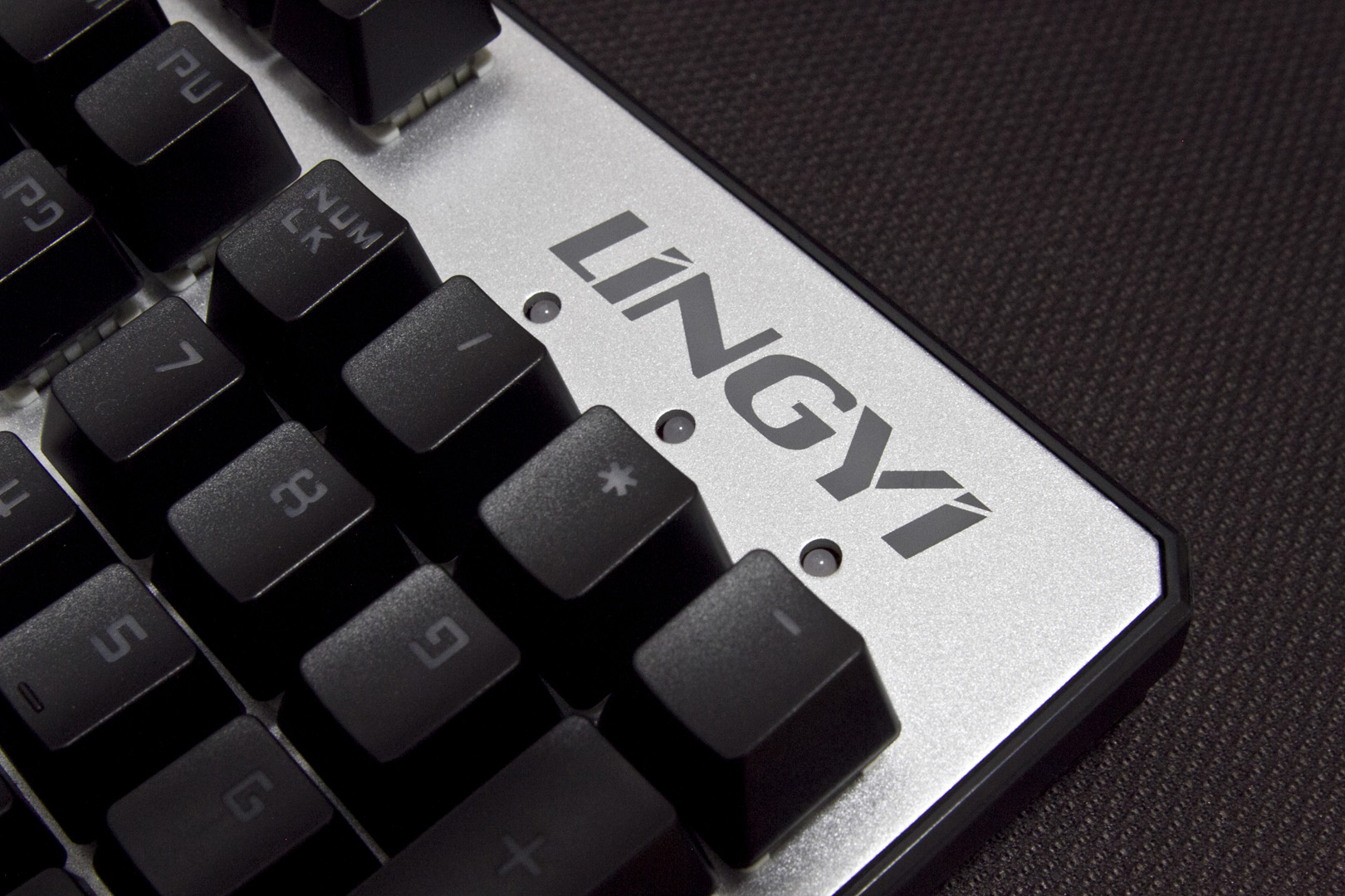 百元以内吃鸡神器推荐,灵逸黑寡妇键盘是什么轴