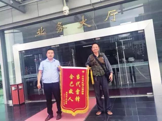 女子深夜在偏僻处下出租车，这位“的哥”的举动暖哭了！