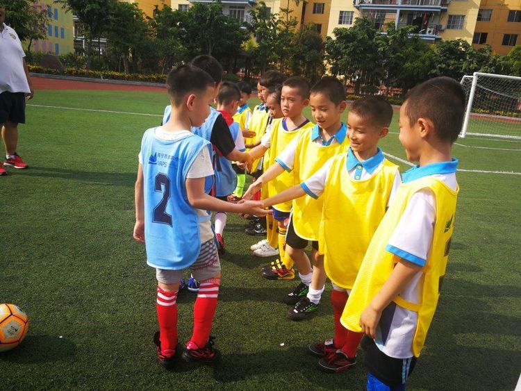 校园足球联赛活动报道,小学举行校园足球联赛报道