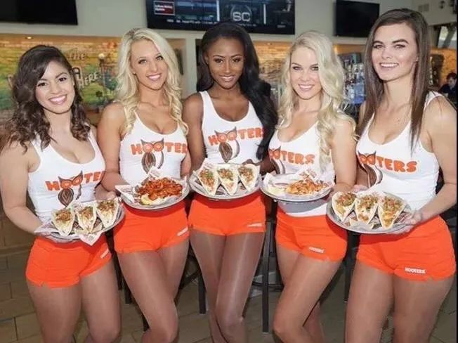 借胸上位的美国版“海底捞”，年入10亿美元，却差点毁在1件小事上…………