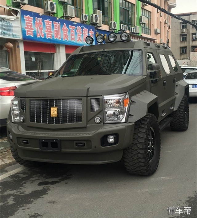 加油站遇到一台狠车,太霸气了,车主:一公里油钱得3块!