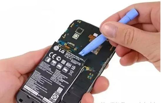 手机掉进水里捞上来没坏,手机掉进水里了继续用