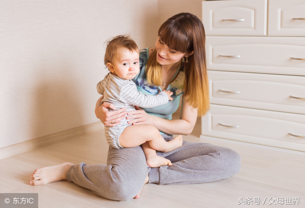 宝宝学走路怎么拉住他的手,宝宝学走路手为什么要举起来