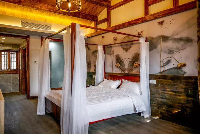 雪浪山花海几步之遥，藏着一个可骑马飚车还风景如画的山庄