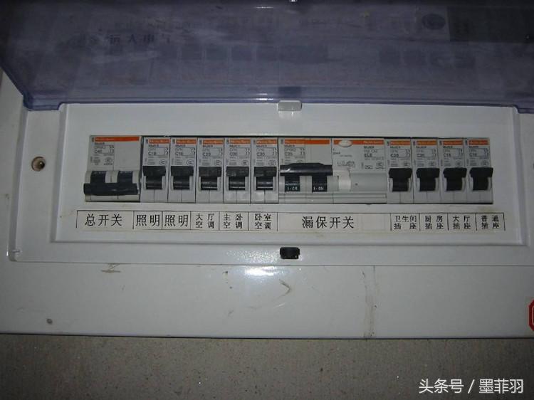 换完新插座总闸没有电过来,新换的插座一插就冒烟