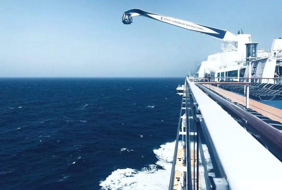 海洋量子号邮轮参观,海洋量子号邮轮航行航拍视频