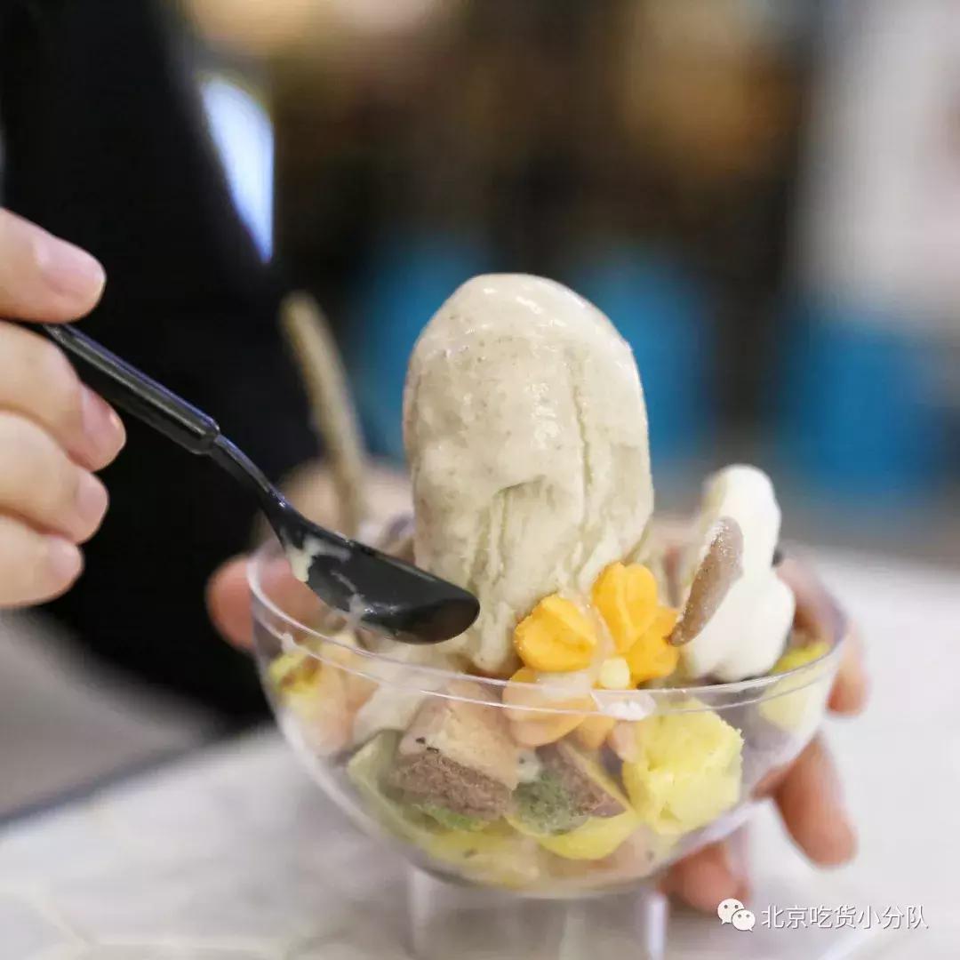 可爱的小奶狗吃冰激凌,小奶狗吃各种各样的冰淇淋