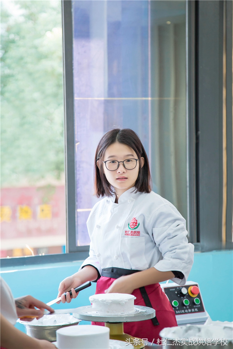 西点烘焙师工资一般多少钱,中级西点师一般月薪多少钱