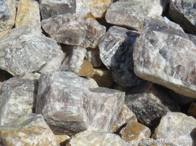 生产耐火材料的原材料需要硅石吗,耐火材料是什么原材料做的