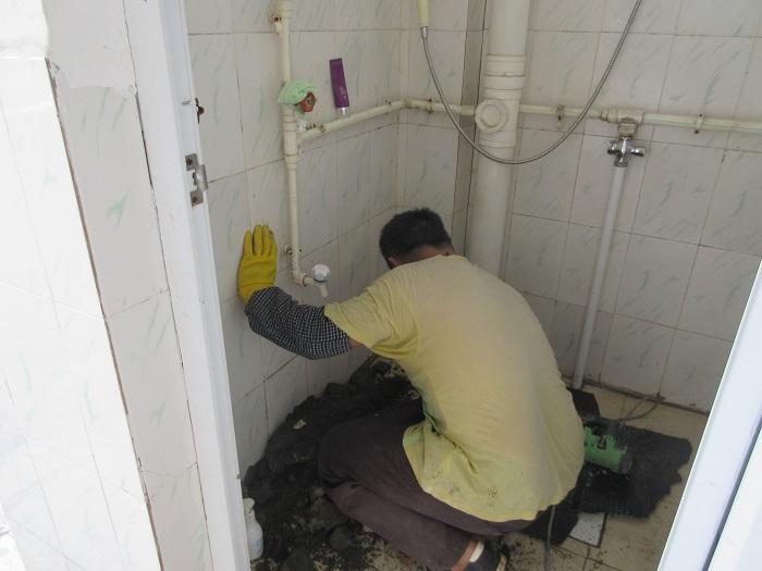 卫生间排水管地漏漏水怎么处理,卫生间排水管漏水维修得多少钱