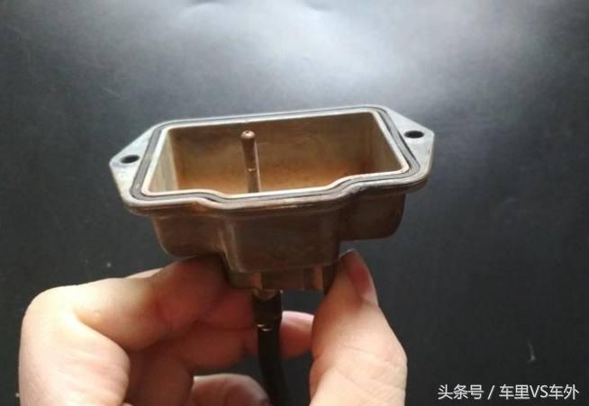 摩托车摔倒漏油还能骑吗,摩托车低速摔车了对车有什么影响