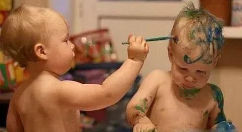 欠揍的熊孩子被爸妈暴打,熊孩子欠教养被父母一顿暴打