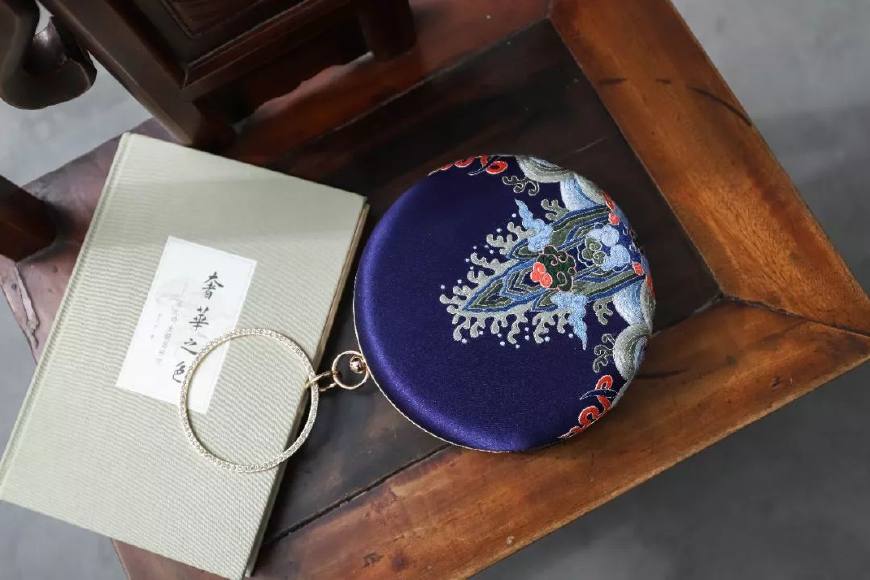 穿红色旗袍配什么包包最合适,自己制作旗袍搭配的包包