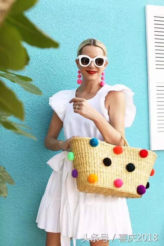 玫红色包包配什么颜色衣服好看,雾霾蓝包包配什么颜色衣服好看