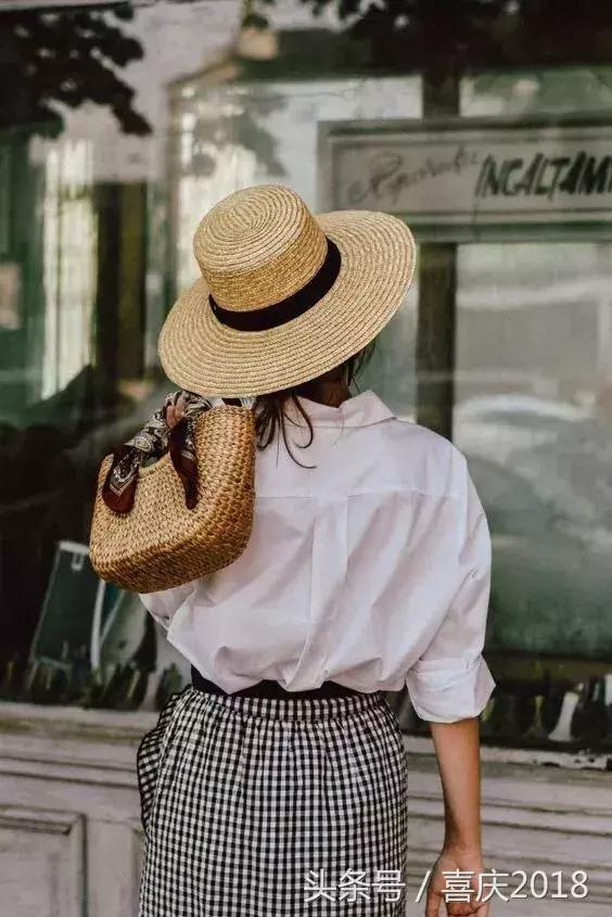 玫红色包包配什么颜色衣服好看,雾霾蓝包包配什么颜色衣服好看