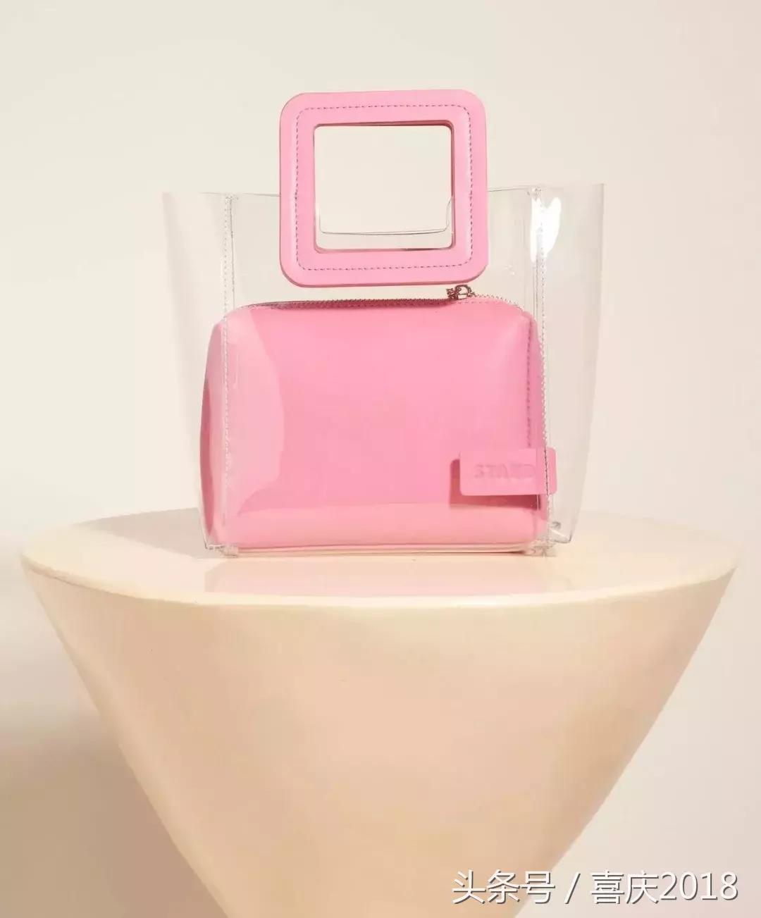 玫红色包包配什么颜色衣服好看,雾霾蓝包包配什么颜色衣服好看