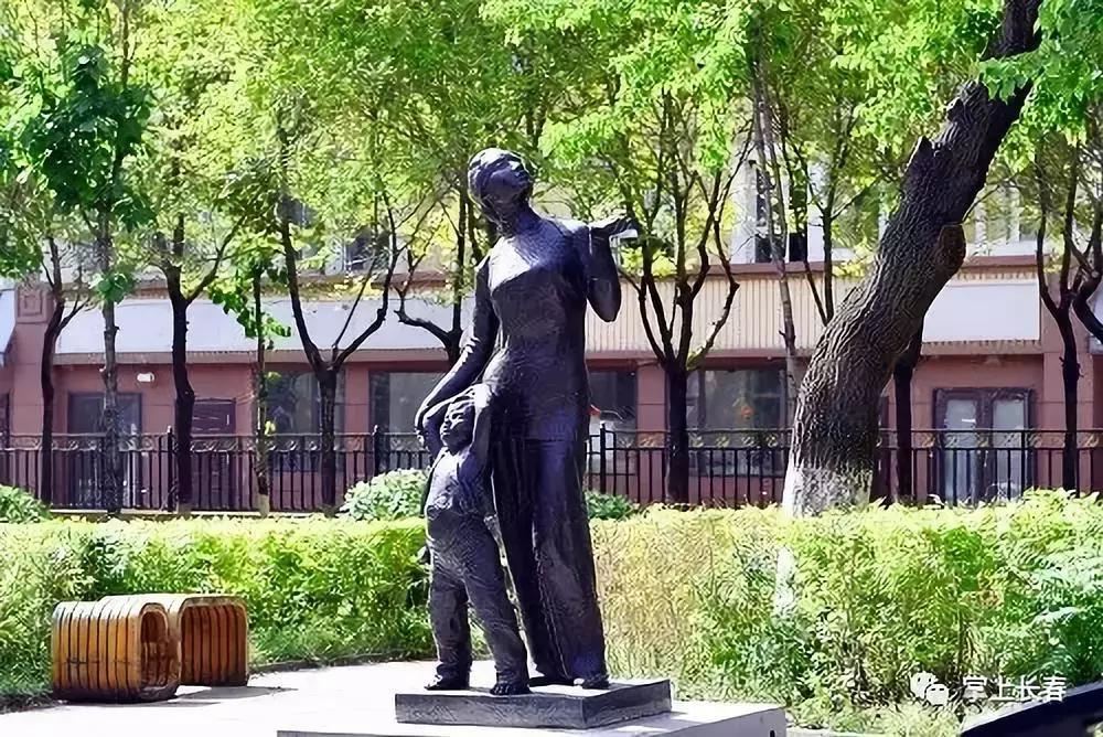 21组精美雕塑沿着长马赛道铺开，告诉我你看到了谁，我就知道你跑到了哪儿