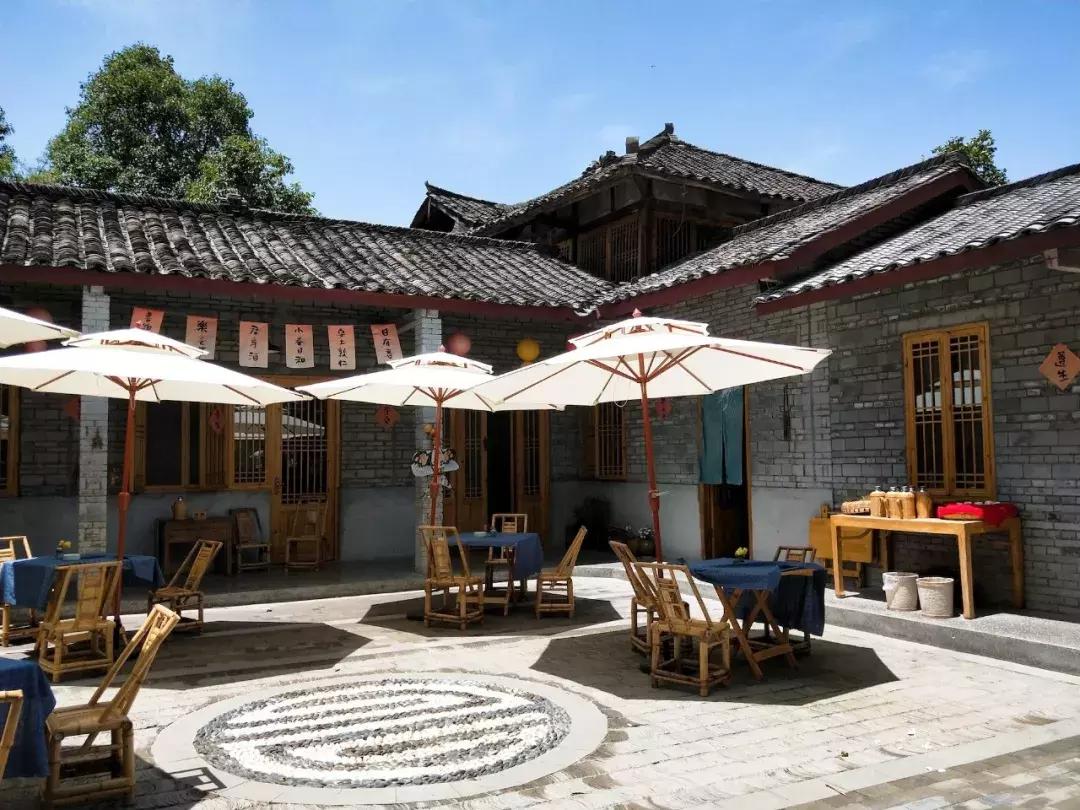 我去了成都向西50里的桃源村,朋友问我是不是去了日本?