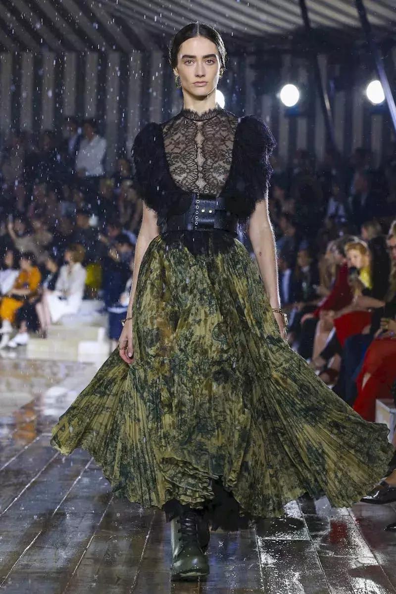 杨采钰迪奥马鞍包,杨采钰出席活动红裙惊艳十足