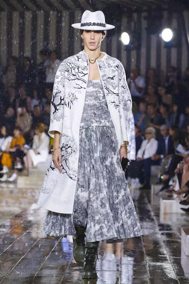 杨采钰迪奥马鞍包,杨采钰出席活动红裙惊艳十足