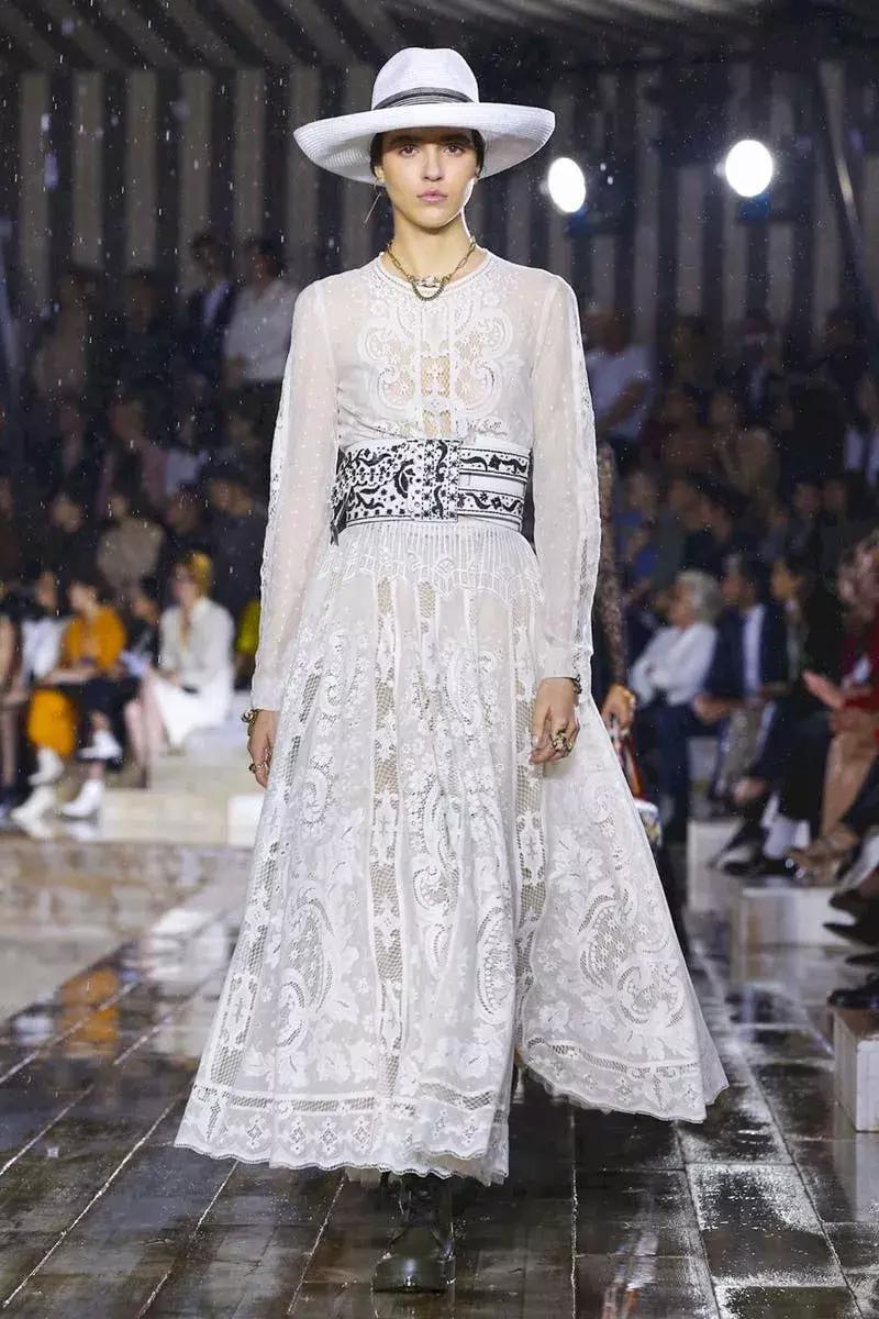 杨采钰迪奥马鞍包,杨采钰出席活动红裙惊艳十足